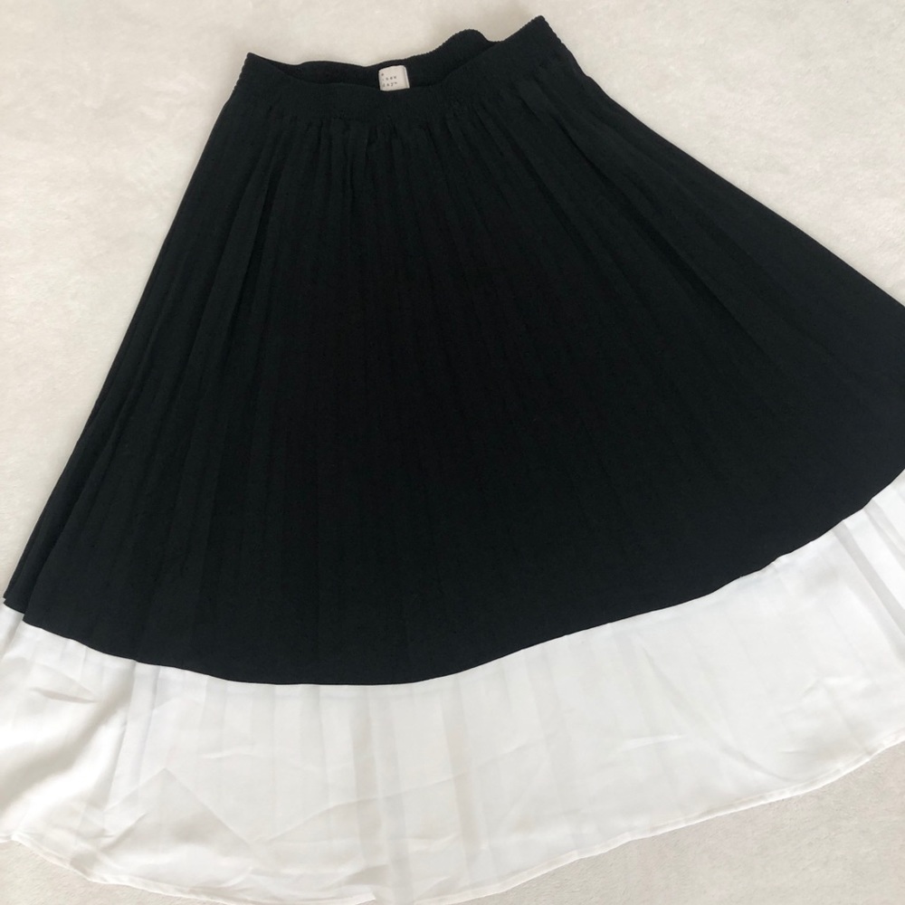 Pleated midi skirt - Picture 2 of 7